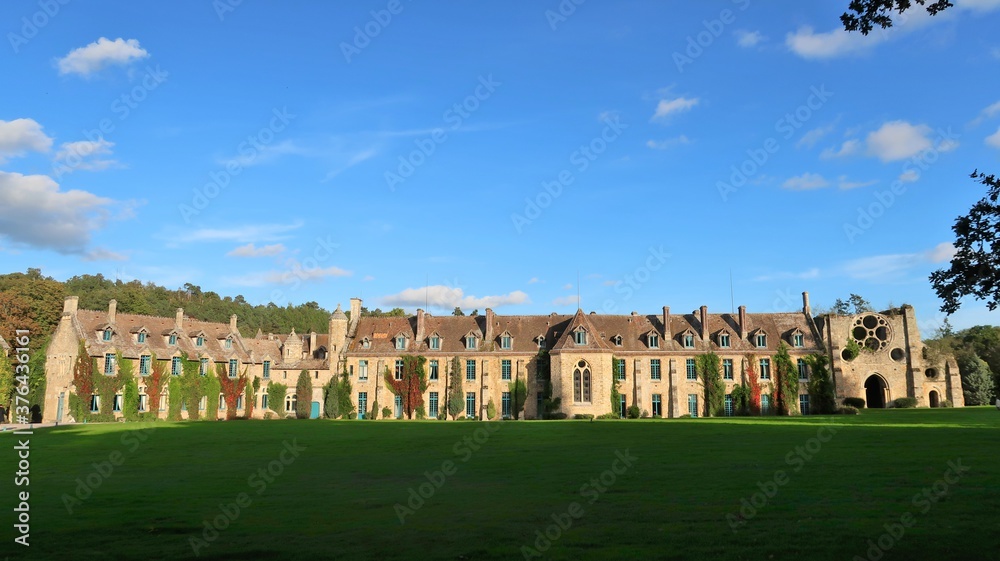 Vue panoramique sur l'abbaye des Vaux de Cernay dans la campagne des Yvelines (France)