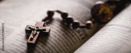 Fotografia Christian wooden crucifix on open bible, point focus