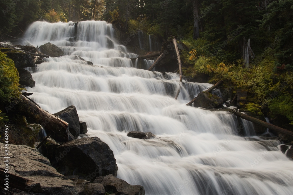 Fototapeta premium Wasserfall beim Wandern Whistler, Joffre Lakes