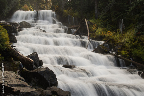 Wasserfall beim Wandern Whistler  Joffre Lakes