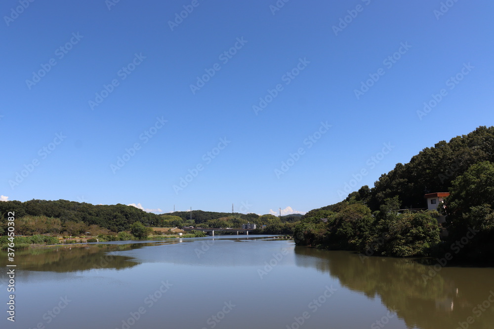 日本の川沿いの公園の景色