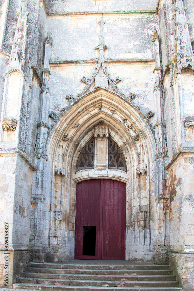 Marennes. Portail d'entrée de l'église Saint-Pierre. Charente-Maritime. Nouvelle-Aquitaine