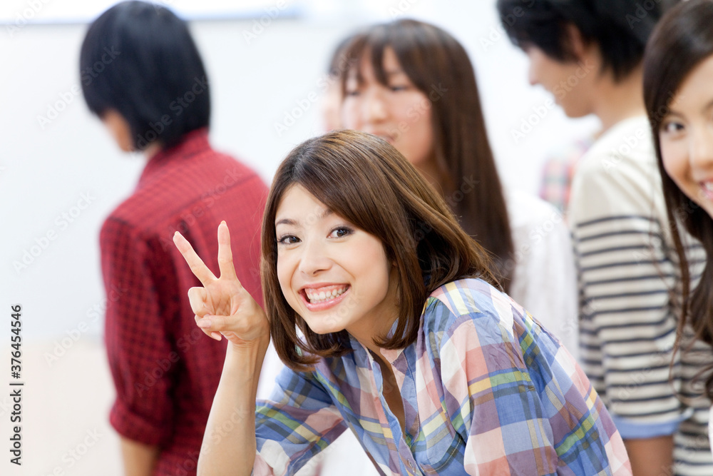 Obraz premium ピースする女子大学生
