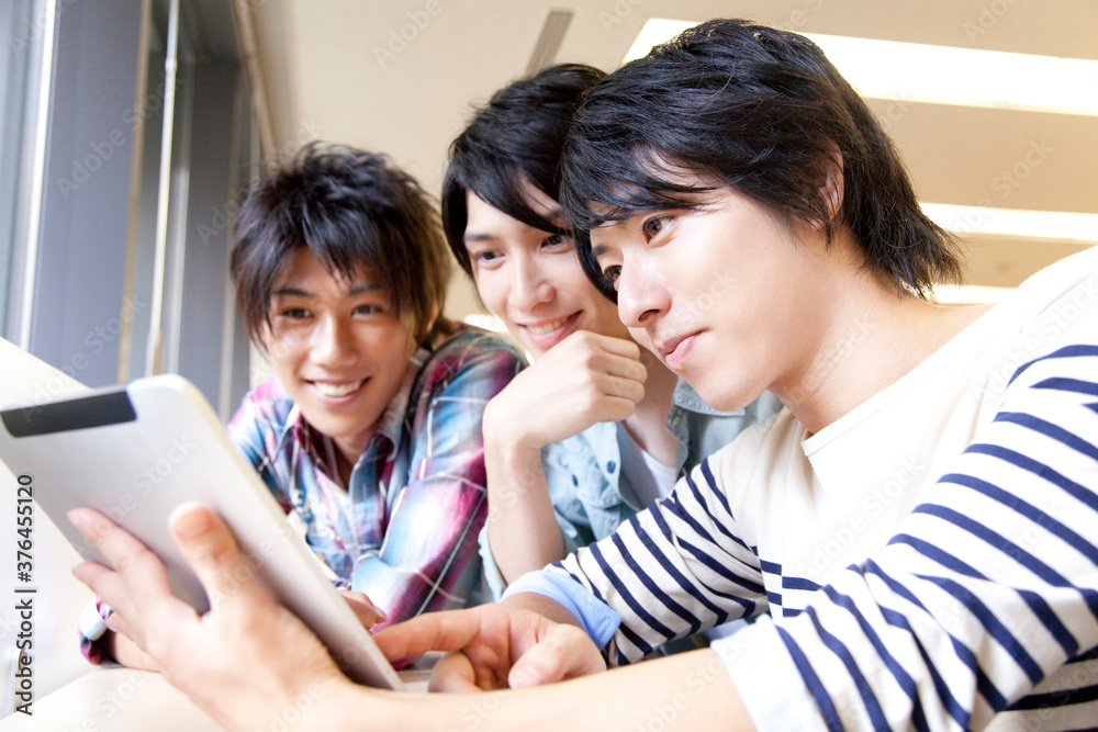 タブレットpcを見る男子大学生 Stock Photo Adobe Stock