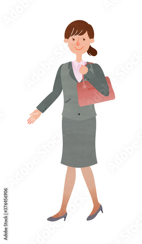 カバンを持って笑顔で歩くスーツ姿の若い女性
