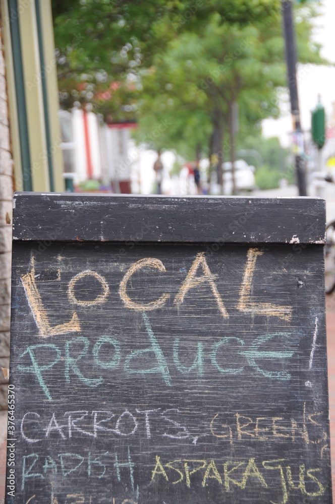 Obraz premium Local Produce Sign on Neighborhood Sidewalk 