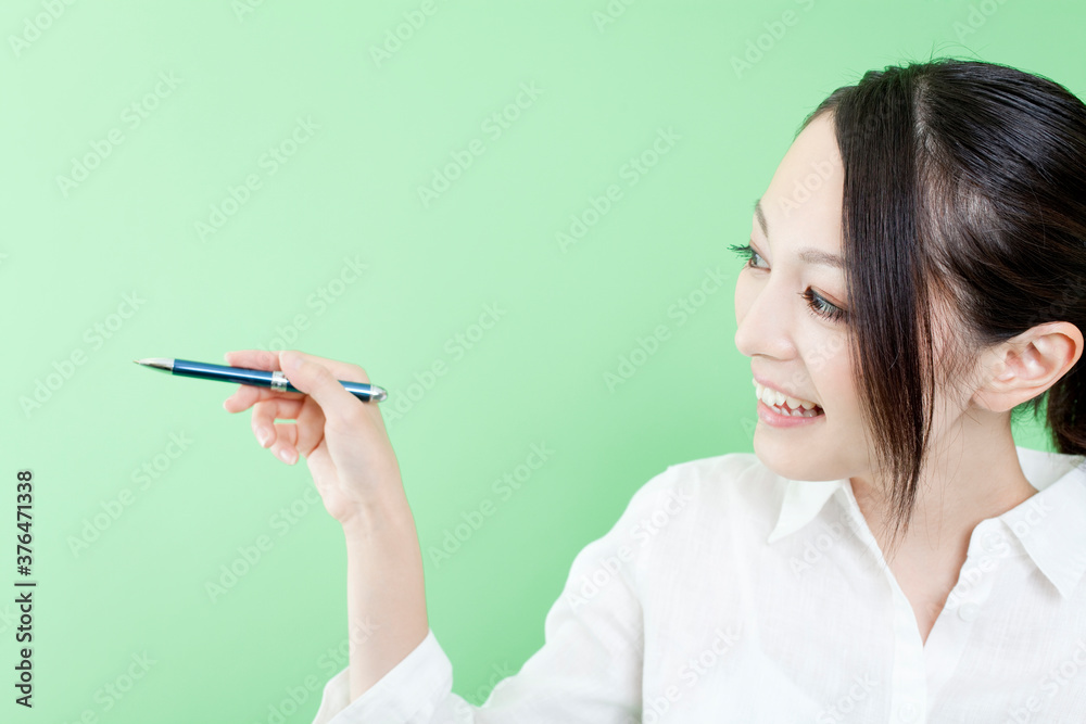 ペンを持つOL ペンを持つOL