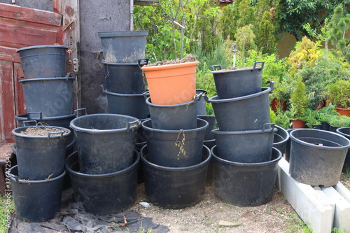 Plant pots in the country © Pretti
