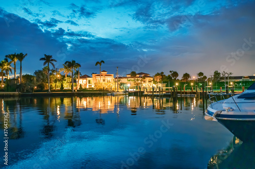 Valokuva Boca Raton buildings along Lake Boca Raton at sunset, Florida