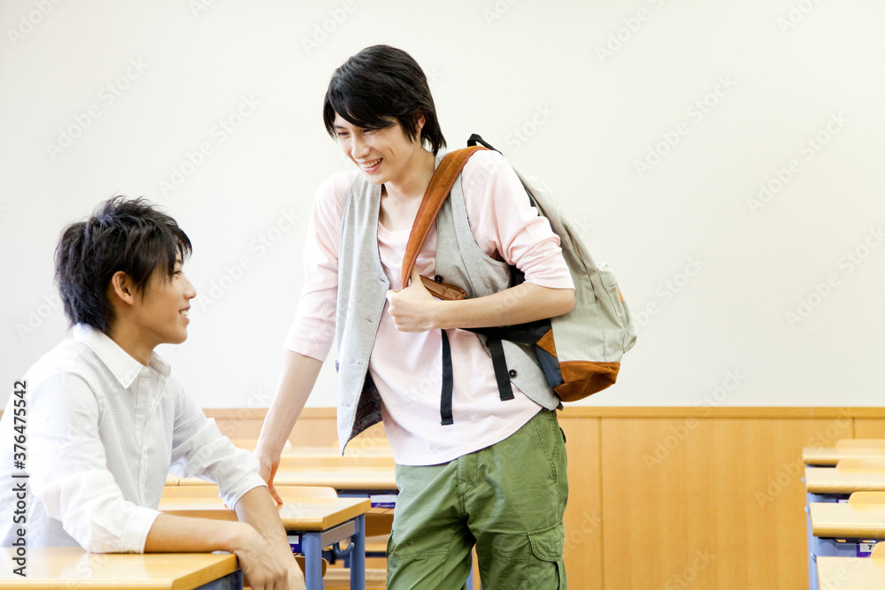 会話する男子大学生 会話する男子大学生