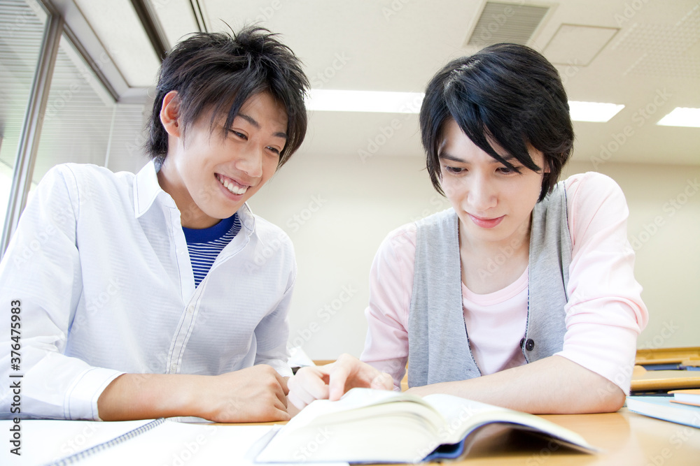 勉強する男子大学生 勉強する男子大学生