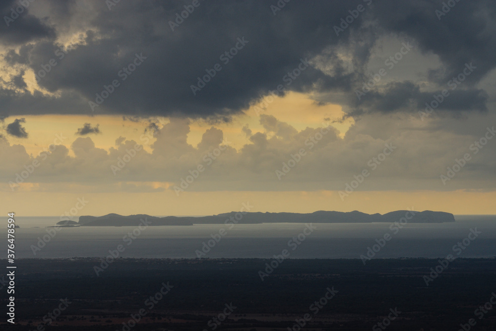 Nubes de tormenta sobre la Isla de Cabrera,islas Baleares, Spain