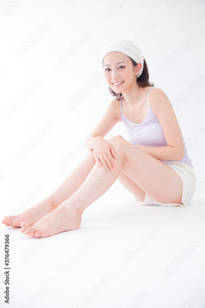 足にクリームを塗る女性 足にクリームを塗る女性