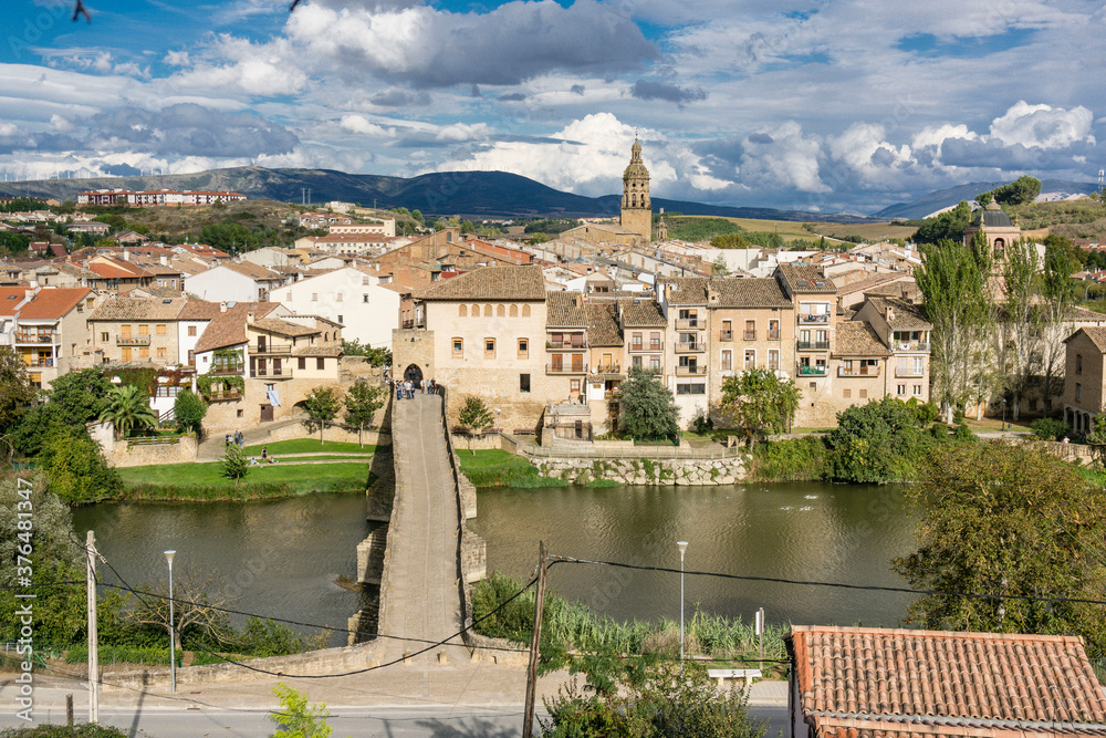 puente románico sobre el río Arga, siglo XI, Puente la Reina, valle de Valdizarbe ,comunidad foral de Navarra, Spain
