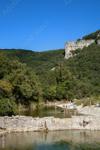 Groupe de baigneurs sur la rivière Ibie en Ardèche photo