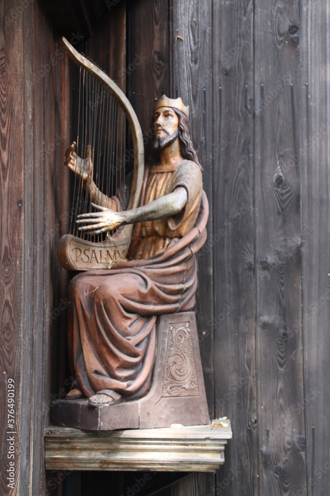 Drewniana rzeźba Jezusa grającego na harfie przy kościele w Bardzicach pw. św Andrzeja Boboli 