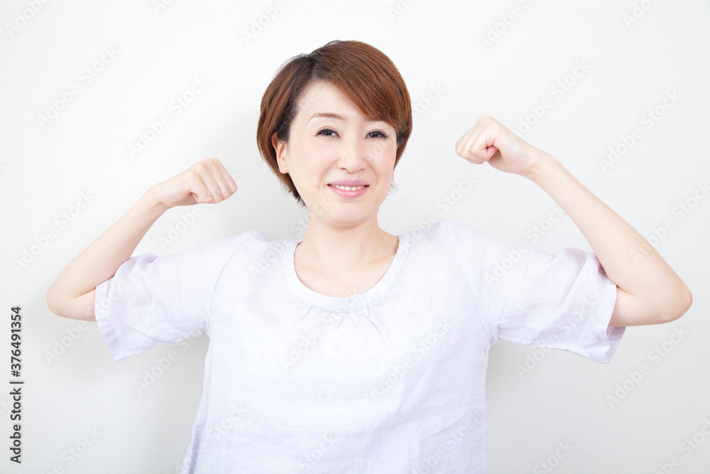 ガッツポーズをするミドル女性 ガッツポーズをするミドル女性