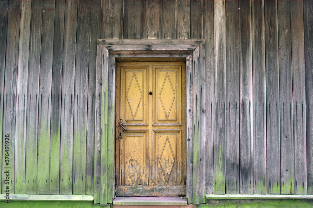 Drzwi boczne przy kościele w Bardzicach pw. św Andrzeja Boboli  - obrazy, fototapety, plakaty 
