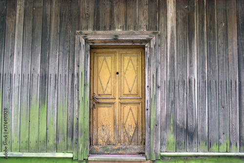 Drzwi boczne przy kościele w Bardzicach pw. św Andrzeja Boboli 