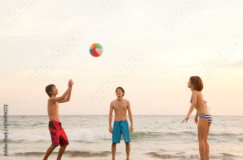 ビーチボールで遊ぶ男女