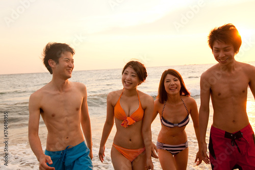 Foto 砂浜を歩く男女