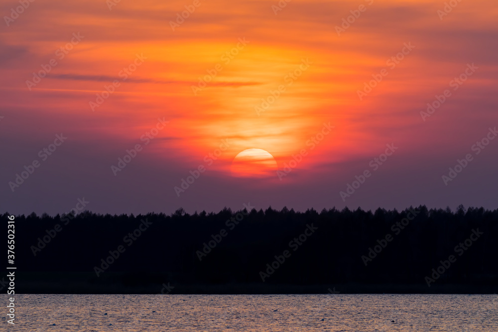 Piękny zachód słońca nad jeziorem