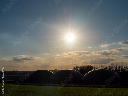 Biogasanlage in Deutschland bei Sonnenuntergang
