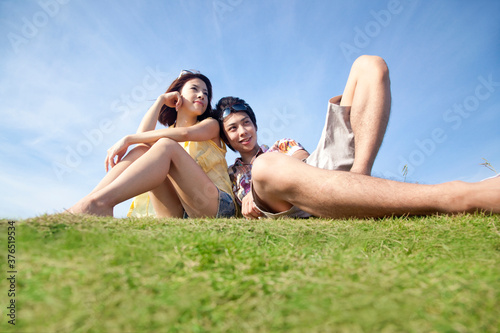 芝生に座るカップル