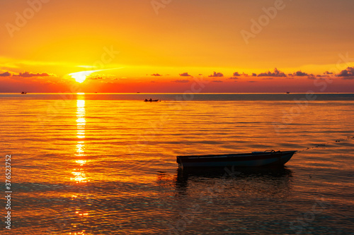 Sun sinking below the horizon line at sunset © Madrugada Verde