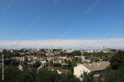 Vue d'un beau ciel bleu sur Limoges © natgi