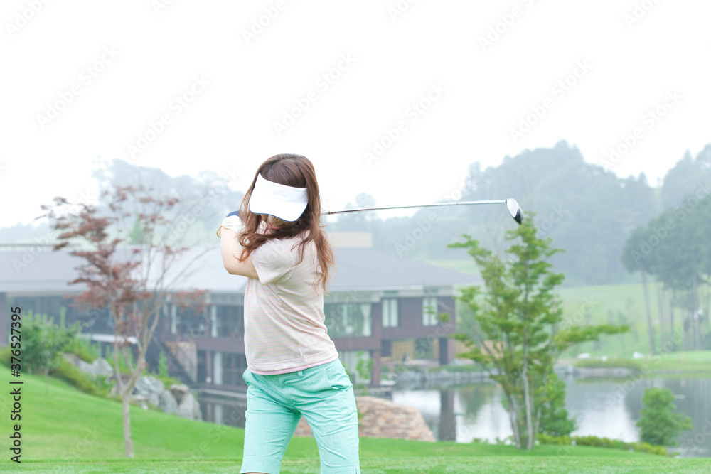 ゴルフをする女性