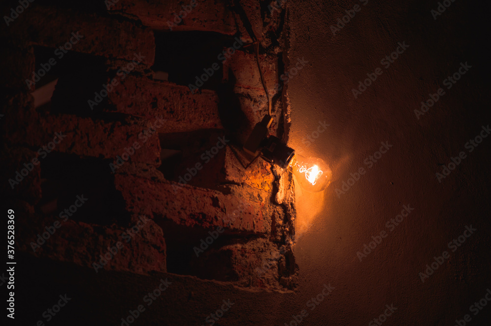 foco resplandeciendo en una pared de ladrillos foco resplandeciendo en una pared de ladrillos