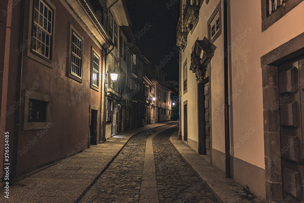 Fototapeta premium Widoki na zabytkowe budynki Guimarães, miejsca narodzin Portugalii