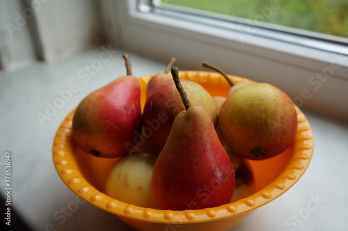 pears in a bowl