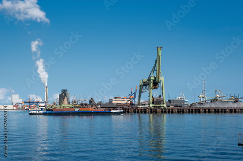 Type of cargo terminal and cranes, berths for transshipment of bulk cargo, iron ore and coal