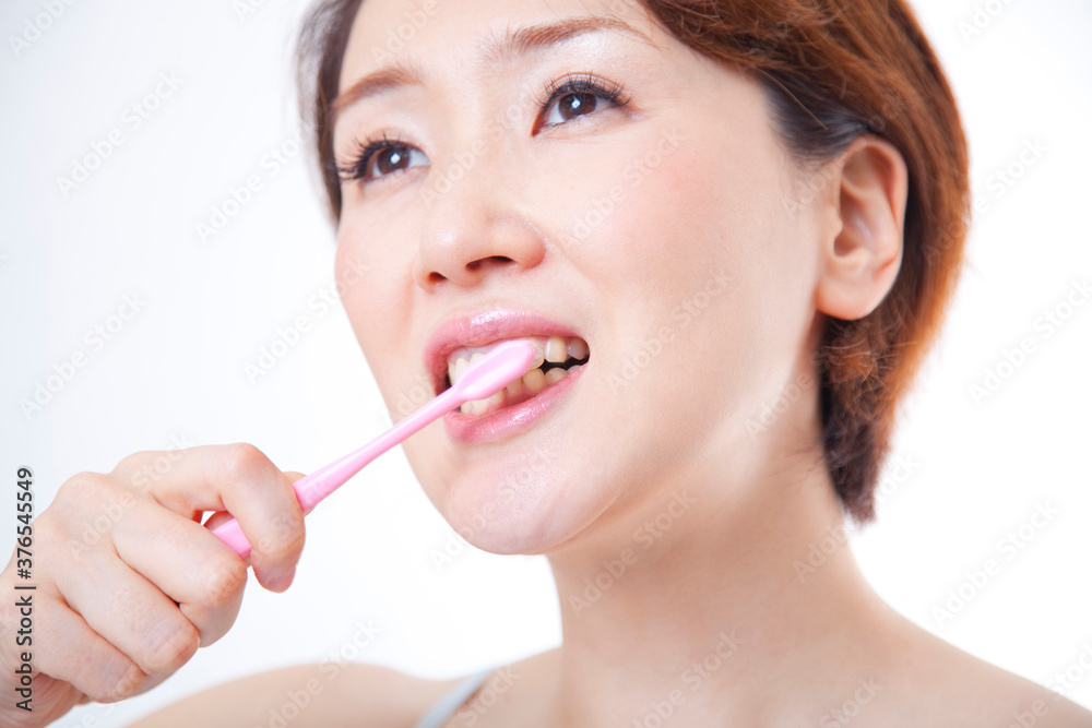 歯を磨く女性 歯を磨く女性