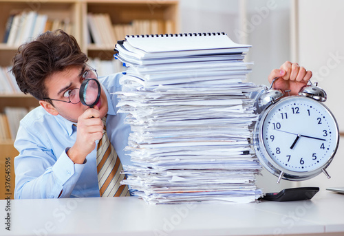 Tapety artystyczne The mad auditor looking for errors in the report