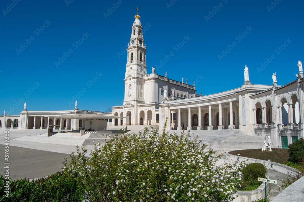 Santuário de Fátima, Portugal. Vista lateral do Santuário Nossa Senhora de Fátima