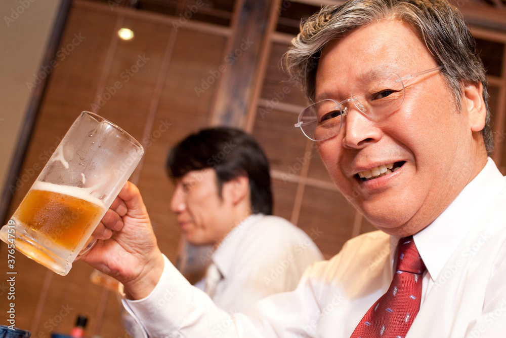 ビールを飲むビジネスマン