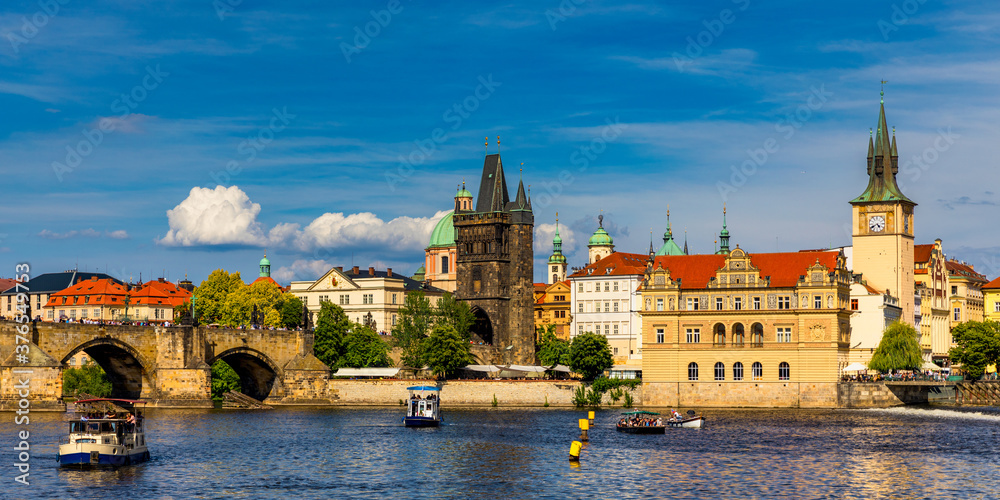 Obraz premium Prague in a sunny day, view of the old town, Prague, Czech Republic. Scenic summer view of the Old Town pier architecture and Charles Bridge over Vltava river in Prague, Czech Republic