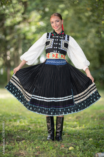 Portrait de jeune femme portant des vêtements traditionnels slovaques photo