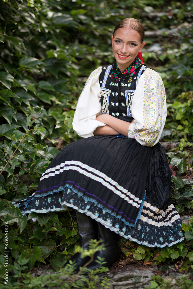 Slovaque Portrait de jeune femme portant des vêtements traditionnels slovaques ...
