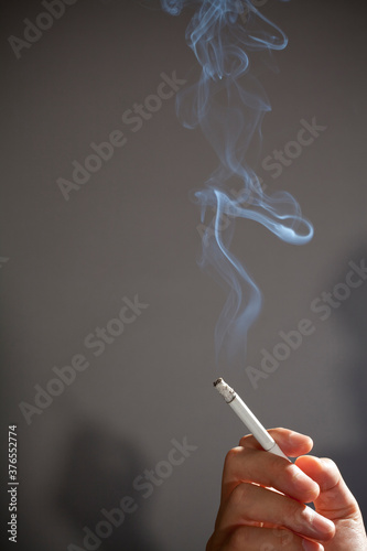 タバコを吸う男性の手元