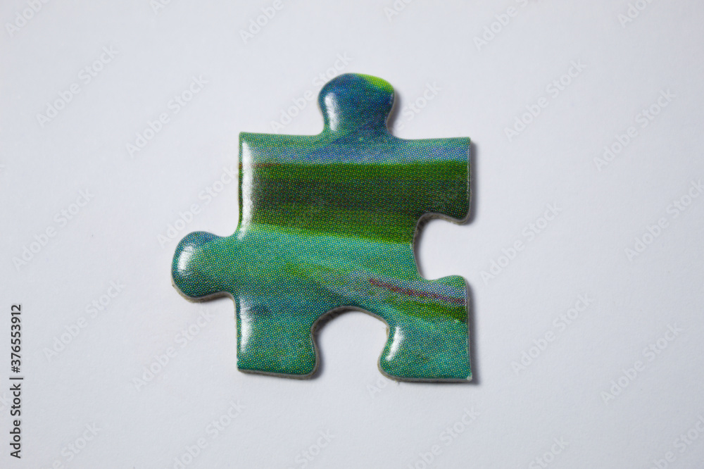 Obraz premium Quebra cabeça com peças variadas e fundo branco