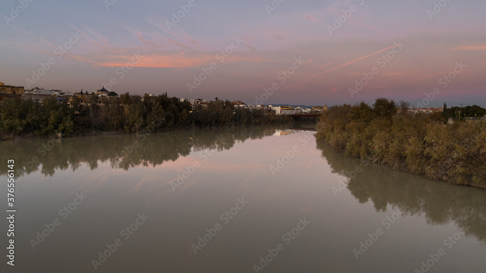 Paisaje del rio Guadalquivir a su paso por la ciudad de Córdoba, Andalucia , España