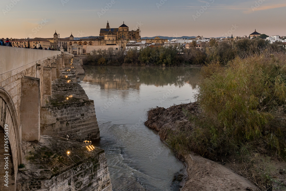 Paisaje del rio Guadalquivir a su paso por la ciudad de Córdoba, Andalucia , España