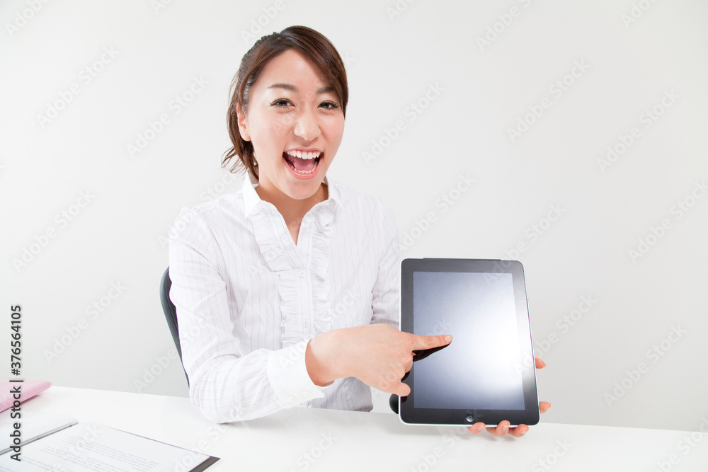 タブレットPCでプレゼンするOL タブレットPCでプレゼンするOL