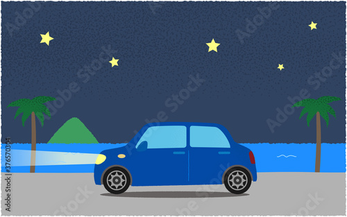 夜、海沿いの道を進む青い自動車のベクターイラスト
