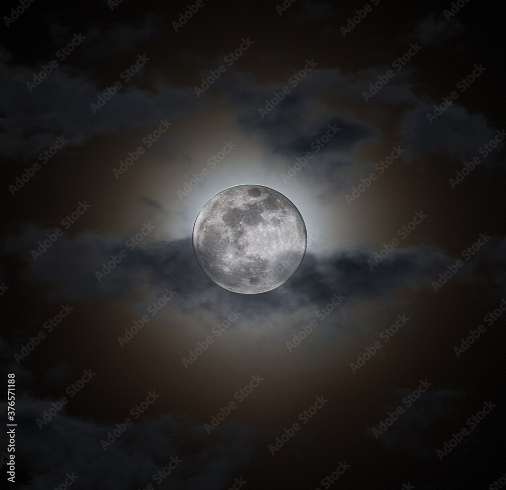 Luna con nubes