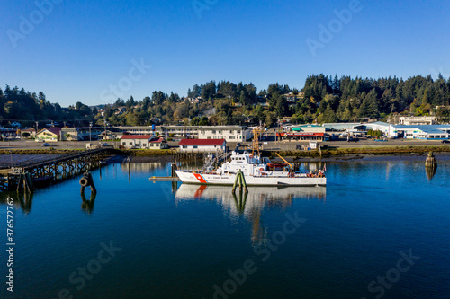 Φωτογραφία U.S. Coast Guard ship moored in Coos Bay, Oregon.